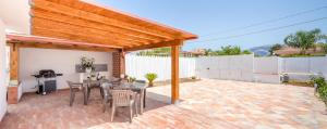 Patio alebo iná vonkajšia časť ubytovania Arricàmpati Airport Rooms in Villa & RENT CAR