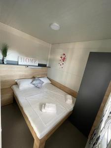 mały pokój z łóżkiem w rogu w obiekcie H&S Mobile Home w mieście Privlaka