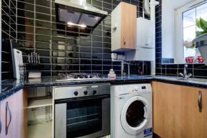 a kitchen with a dishwasher and a washer at Fabulous 2 Bedroom Apartment in London Bridge in London
