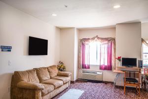 TV a/nebo společenská místnost v ubytování Econo Lodge Inn & Suites Mesquite - Dallas East