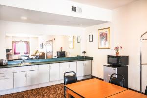 Kuchyň nebo kuchyňský kout v ubytování Econo Lodge Inn & Suites Mesquite - Dallas East