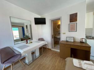 TV a/nebo společenská místnost v ubytování Apartments Sirena Korčula