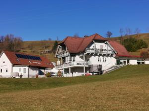 una gran casa blanca con techos rojos en una colina en Sonnenwiese in Unterlamm 58, en Unterlamm