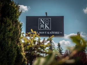 托波尔恰尼Hotel Novy Kastiel - Self check-in的带有树的“禁止 AK”标志