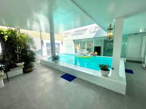 uma piscina com banheira numa casa em White Penthouse-Rooftop Pool Private -Central City em Cidade de Ho Chi Minh