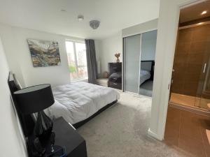 una camera con letto e un bagno con doccia di Modern Penthouse flat with Free Indoor Parking a Londra