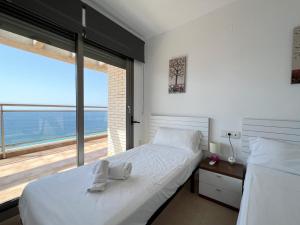 Posteľ alebo postele v izbe v ubytovaní Ático Bahía del Sol en Calpe con impresionantes vistas - Inmodream Calpe