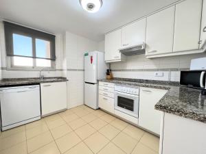 Kuchyňa alebo kuchynka v ubytovaní Ático Bahía del Sol en Calpe con impresionantes vistas - Inmodream Calpe