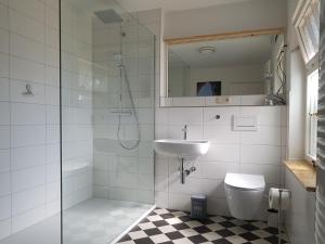 Un baño con ducha, lavabo e inodoro. en Ferienwohnung am Erfurter Dom, en Erfurt 16 fotos más