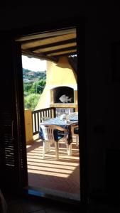 z widokiem na patio ze stołem i piekarnikiem w obiekcie Santa Teresa - Verdemela w mieście Santa Teresa Gallura