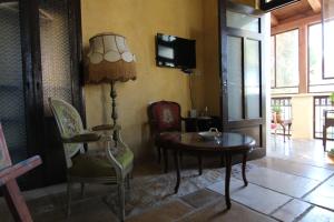 TV a/nebo společenská místnost v ubytování Atelier Luxury Rooms + 26 fotografií