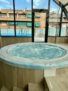uma banheira de hidromassagem no meio de um edifício em Hotel Tent Granada em Granada