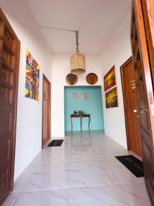 a hallway with a table in the middle of a room at Pousada Harmonia in Tamandaré