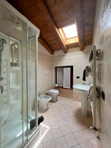 e bagno con doccia, servizi igienici e lavandino. di Casa Cele a Garda