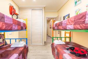 2 Etagenbetten in einem Zimmer mit Flur in der Unterkunft APARTAMENTOS DELUXE COLLARUBIO en Cercedilla in Cercedilla