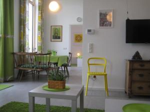 un soggiorno con tavolo e sedia gialla di Ferienwohnungen Jordanshof a Xanten