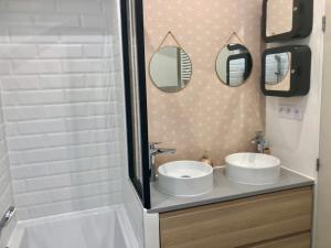 Kúpeľňa v ubytovaní Appartement sur les toits, très jolie vue Provence