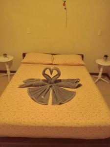 uma cama com uma fita com duas mesas em Imbassai - Casa Alto Padrão completa - Condominio Fechado - A1B1 em Imbassaí