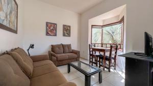 A seating area at Residencial Canto Livre Apart Hotel