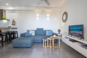 een woonkamer met een blauwe bank en een keuken bij Casa Vista a Mar in Nerja
