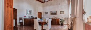 a dining room with a table and chairs at Villa Caotorta in Ponzano Veneto
