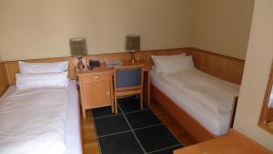 Voodi või voodid majutusasutuse Central-Hotel Greiveldinger toas
