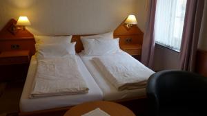 Voodi või voodid majutusasutuse Central-Hotel Greiveldinger toas