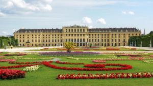 un gran edificio con un jardín de flores delante de él en Biljka, en Viena