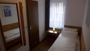 Voodi või voodid majutusasutuse Central-Hotel Greiveldinger toas