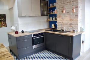 Kuchyňa alebo kuchynka v ubytovaní Appartement sur les toits, très jolie vue Provence