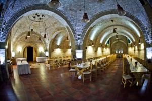 uma grande sala com mesas e cadeiras num edifício em Bodri Pincészet em Szekszárd