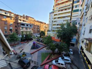 uma vista panorâmica de uma rua da cidade com carros e edifícios em Heart of Tirana em Tirana