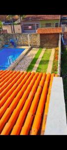 einen Blick über einen Pool mit Dach in der Unterkunft CASA DE PRAIA IPIOCA BEACH É A SUA MELHOR ESCOLHA EM MACEIÓ-Al in Maceió + 15 Fotos