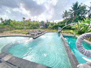 - Piscina con tobogán de agua en un complejo en Ubud Rice Field House, en Ubud