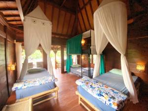 Кровать или кровати в номере Ubud Rice Field House