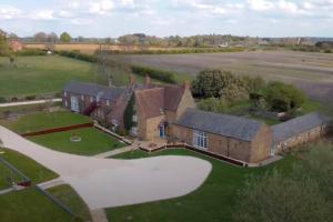 an aerial view of a large house with a yard at Beautiful 2 bed cottage picturesque tranquil setting in Sywell