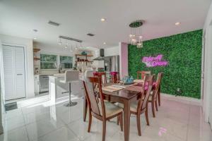 a dining room with a table and a green wall at Casa Stellata downtown Sarasota 3 Blocks to Bay in Sarasota