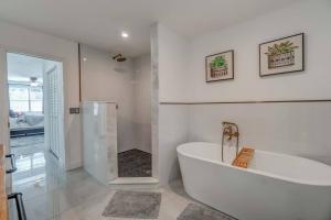 Ένα μπάνιο στο Casa Stellata downtown Sarasota 3 Blocks to Bay +31 φωτογραφίες