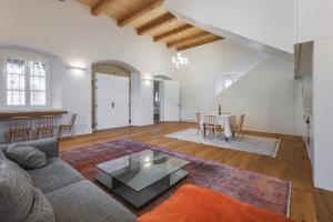 a living room with a couch and a table at Haselmühle Haus Stampferei in Sichauf