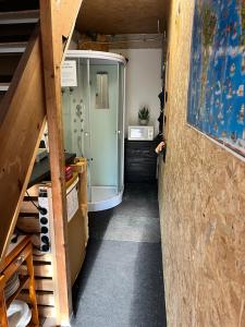 a small hallway with a refrigerator in a room at Gemütliches Gästehaus mit kleiner Terasse in Schloß Holte-Stukenbrock