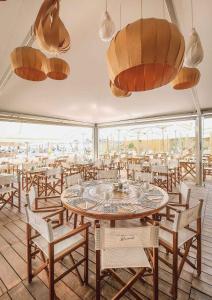 Reštaurácia alebo iné gastronomické zariadenie v ubytovaní Front de Mer et Grande Piscine pour un appartement chic et cosy, appartement en résidence à Canet en Roussillon, à 10 minutes de Perpignan