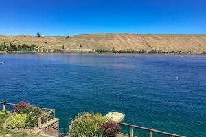 a view of a large body of water at The Treehouse in Joseph