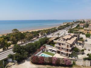 una vista aérea de una casa y de la playa en Villa Le Mimose, en Pozzallo