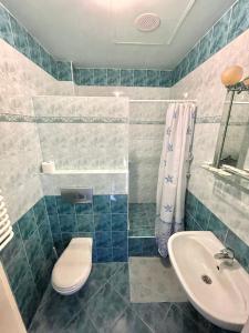 a bathroom with a toilet and a sink at Titanic in Władysławowo