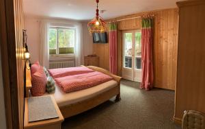 Een bed of bedden in een kamer bij Gästehaus Alpvital