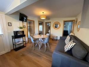 Casita Independiente y tres apartamentos con piscina Ladeira Playaにあるテレビまたはエンターテインメントセンター