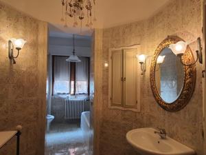 a bathroom with a sink and a mirror on the wall at Spazioso appartamento in centro Città in San Benedetto del Tronto