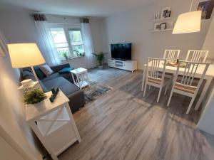 uma sala de estar com um sofá e uma mesa em Gemütliches, voll ausgestattetes Apartment em Halle an der Saale