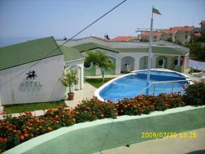 Swimming pool sa o malapit sa Family Hotel Kentavar