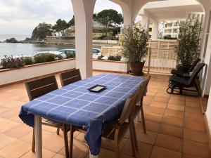 uma mesa numa varanda com vista para a água em Acogedora casa en Cap Negret, ubicada a primera línea de la playa. em Altea